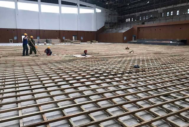 运动地板木龙骨固定方法_运动木地板龙骨_龙骨木地板施工视频