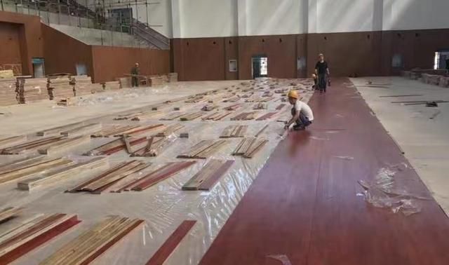 运动地板木龙骨固定方法_龙骨木地板施工视频_运动木地板龙骨